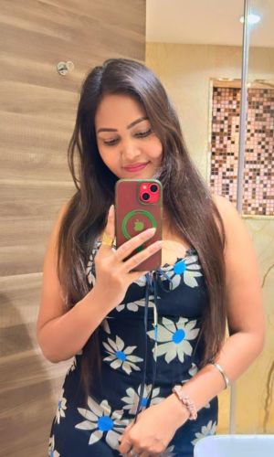 Housewife Call girl in Noida